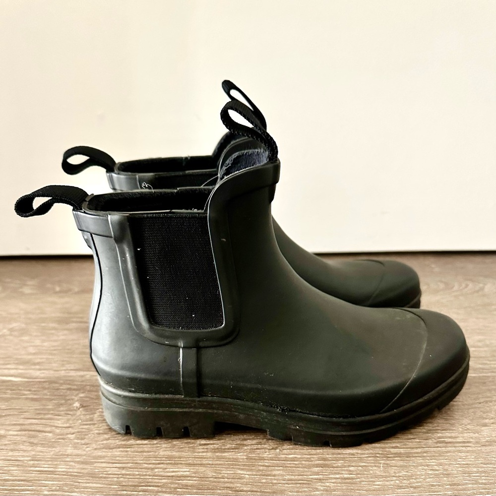 Everlane Black Chelsea Winter Boots with Elastic Panels